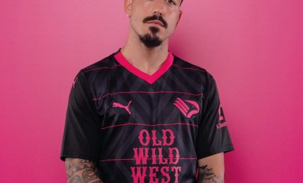 Nero e magenta nella seconda maglia del Palermo, striscia azzurro-City nella terza