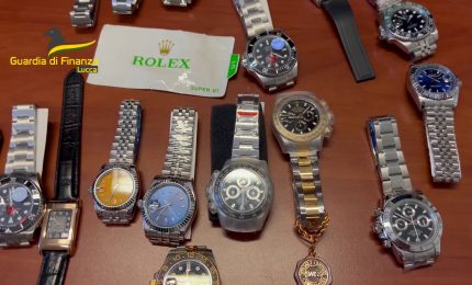 Sequestrati cento orologi falsi a Forte dei Marmi, un denunciato
