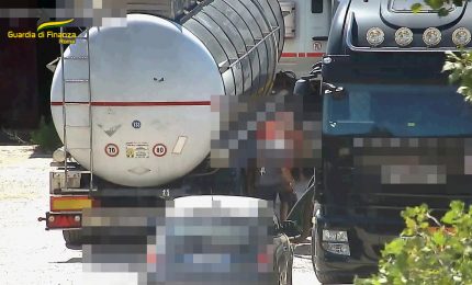 Corruzione e contrabbando di carburanti, arresti e sequestro a Roma