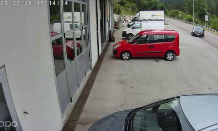 Il video dell'Audi nera di Angelika Hutter che fa inversione di marcia