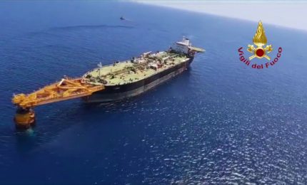 Fiamme a bordo piattaforma petrolifera al largo di Pozzallo