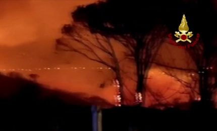 Incendi nel Messinese, vigili del fuoco in azione a Curcuraci e Tono