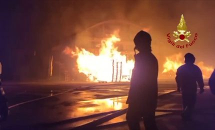 Spento un incendio in un'azienda dei trasporti nel Salernitano