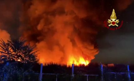Incendio in un ex campo nomadi a Napoli, le immagini