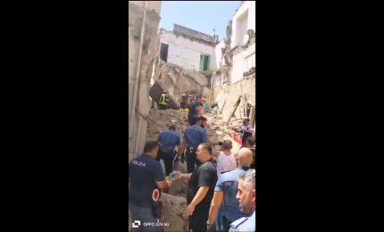 Crolla una palazzina a Torre del Greco, si scava con le mani