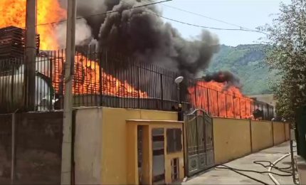 Fiamme in uno stabilimento conserviero nel Napoletano, attimi di paura