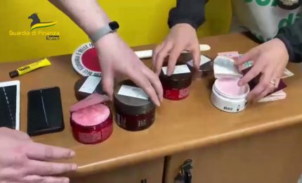 Ketamina nei barattoli di crema per il corpo, arrestata a Torino