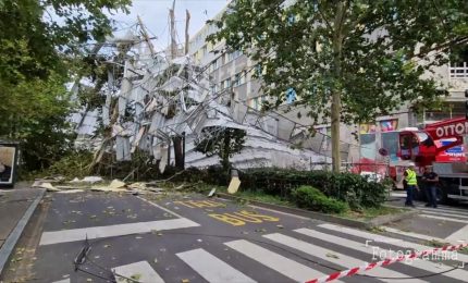 Maltempo Milano, immagini impressionanti del crollo di un'impalcatura