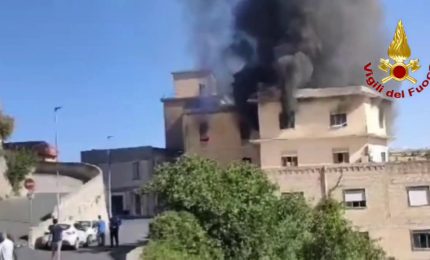 Incendio all'ex mulino Monterosso nel ragusano, le immagini