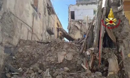 Crollo a Torre del Greco, prosegue l'ispezione tra le macerie