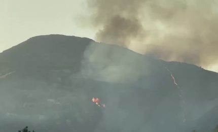 In fiamme i monti che circondano Palermo