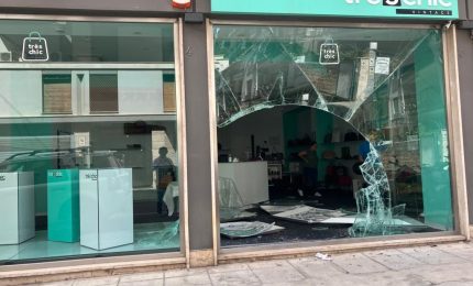 Nuovo colpo della banda spacca vetrine a Palermo