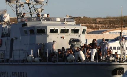 A Lampedusa sbarchi senza sosta, hotspot al collasso