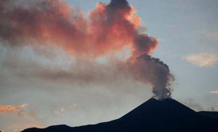 Etna, l&rsquo;aeroporto di Catania chiuso fino alle 6 di domani per la cenere vulcanica
