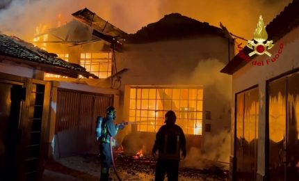 Azienda in fiamme nel lodigiano, le immagini