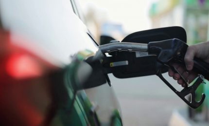 Carburanti, i prezzi frenano la corsa ma restano alti