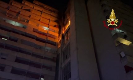 Napoli, incendio nella Vela Rossa di Scampia