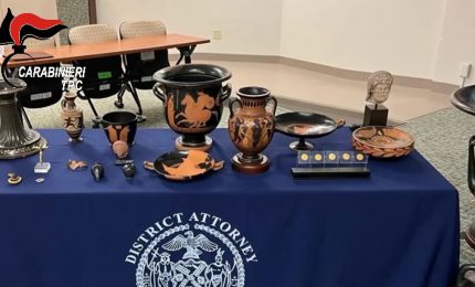 Tornano in Italia 266 reperti archeologici recuperati negli Usa