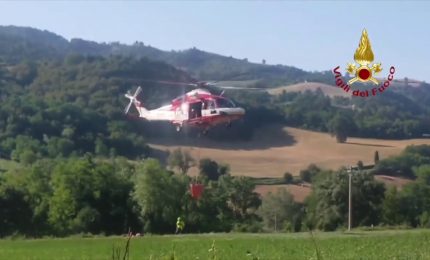 Incendio nel ravennate, elicottero e canadair in azione