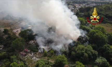 Incendio rifiuti a Roma, ricognizione dei droni dei Vigili del Fuoco
