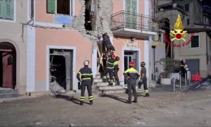 Una palazzina sventrata da un'esplosione nell'Imperiese, le immagini