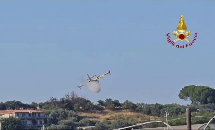 Fiamme nella periferia di Crotone, in azione due canadair