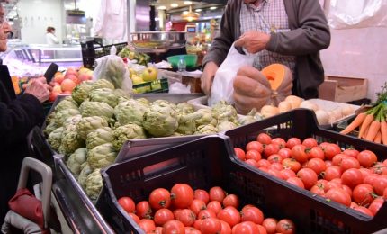 Consumi, 6 italiani su 10 tagliano le spese