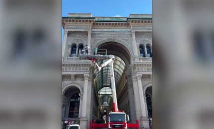 Avviata pulizia scritte sull'arco d'ingresso della Galleria di Milano