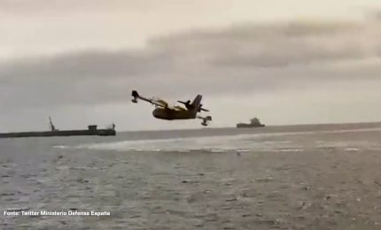 Mezzi aerei in azione per domare le fiamme nelle Isole Canarie