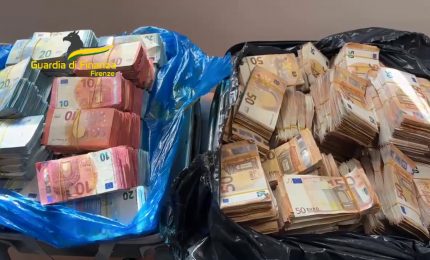 A Firenze il fiuto del cane Elio scopre un milione di euro in contanti