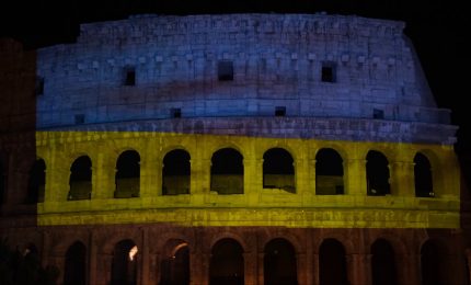 Il Colosseo si illumina con i colori della bandiera dell'Ucraina