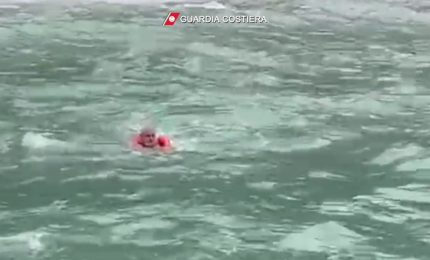 Turista soccorso in mare nel salernitano, le immagini