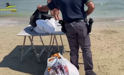Ad Ancona blitz della Gdf in spiaggia, sequestrati 21 mila articoli