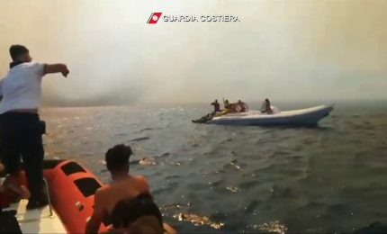 Incendio a Scopello, le immagini del rocambolesco salvataggio via mare