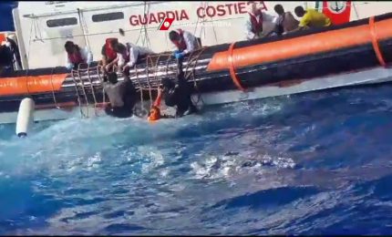 Il salvataggio dei migranti al largo di Lampedusa, le immagini