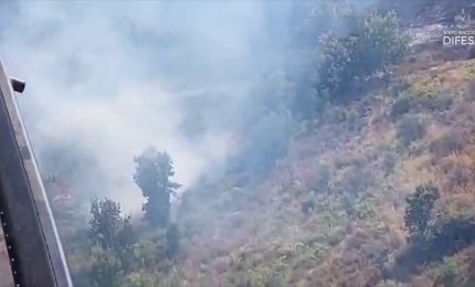 Elicotteri in azione per spegnere gli incendi in Sicilia e Sardegna