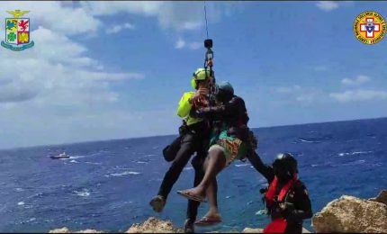 Migranti bloccati sugli scogli a Lampedusa, le immagini dei soccorsi