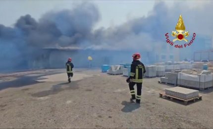 Deposito in fiamme nel crotonese, le immagini
