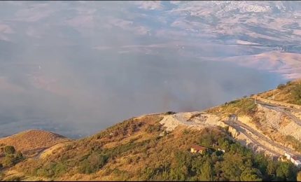 Roghi alle pendici di Enna, canadair in azione per domare le fiamme