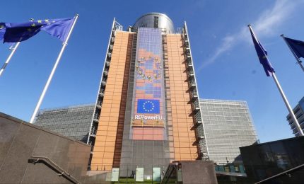 Ue, la bilancia commerciale torna in positivo