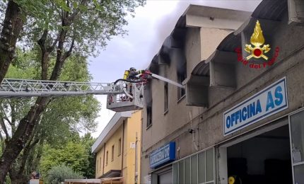 Incendio uffici nella zona industriale a Trieste, in corso spegnimento