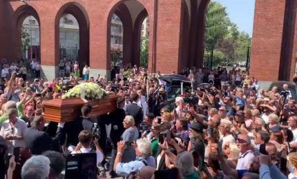 Funerali di Toto Cutugno a Milano, fan cantano "L'italiano"