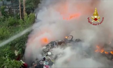 Fiamme in una discarica abusiva a Roma, le immagini
