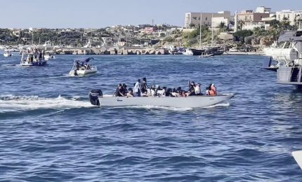 Sbarco autonomo con migrante in mare a Lampedusa, le immagini