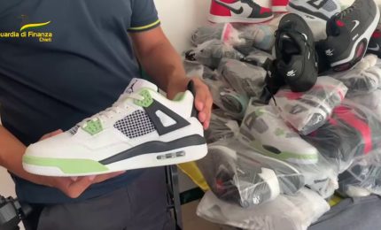 A Chieti sequestrati abiti e accessori con marchi contraffatti