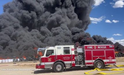 In fiamme deposito di plastica in New Mexico, nube nera minaccia citt&agrave;