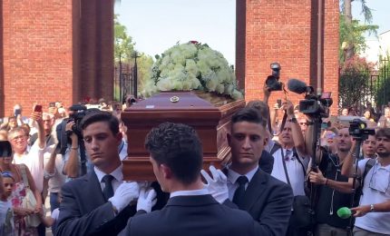 Addio a Toto Cutugno, a Milano folla di amici e fan commossi