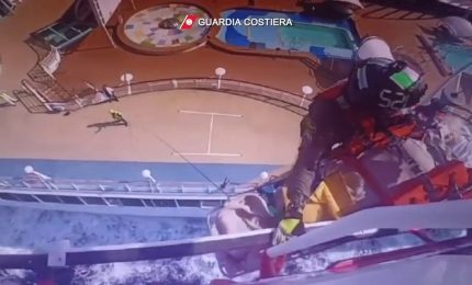 Donna ha un malore sulla nave da crociera, soccorsa con l'elicottero