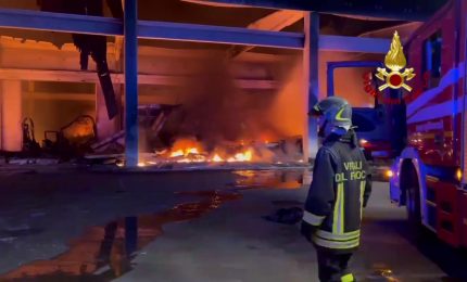 Incendio distrugge capannone con materiale plastico nel potentino