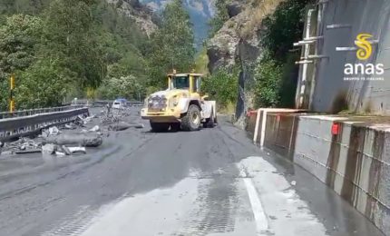 Esonda il torrente, statale 335 di Bardonecchia ricoperta di detriti